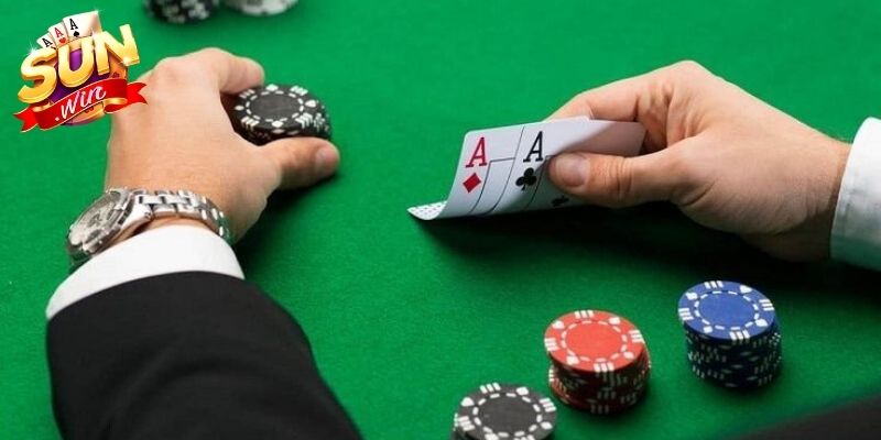 Quan sát đối thủ trước khi ra quyết định trong tựa game